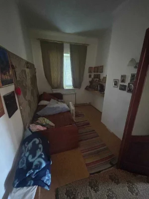 Двохповерхова будівля в м. Пирятин біля річки Удай. Заріччя.