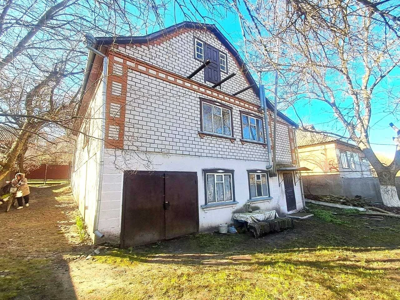 Будинок з гаражом та времянкою. ЛІтня кухня.Свій великий ста