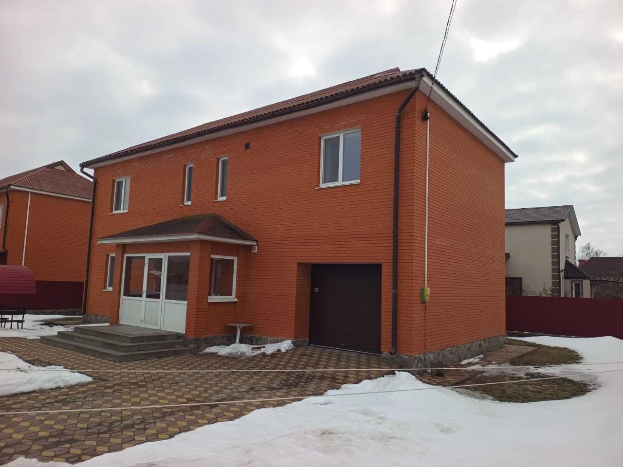 Продам 2-х поверховий будинок з гаражем