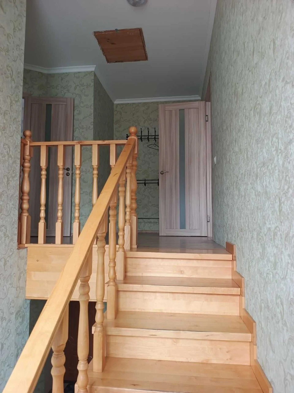 Продам 2-х поверховий будинок з гаражем