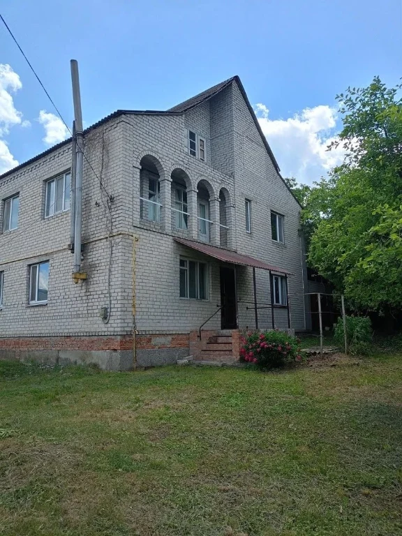Продам 1/2 частину двоповерхового цегляного будинку.
