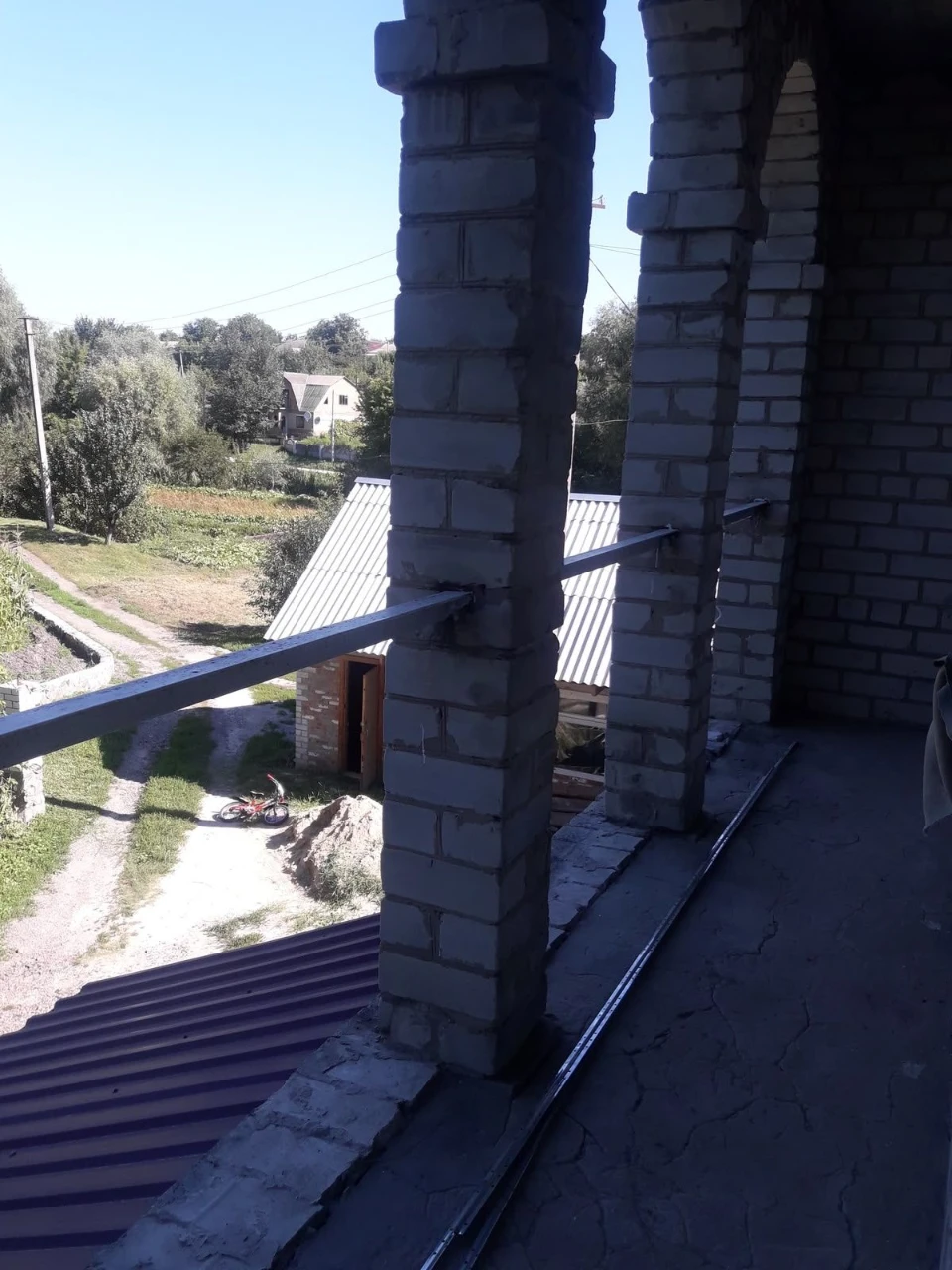 Продам 1/2 частину двоповерхового цегляного будинку.