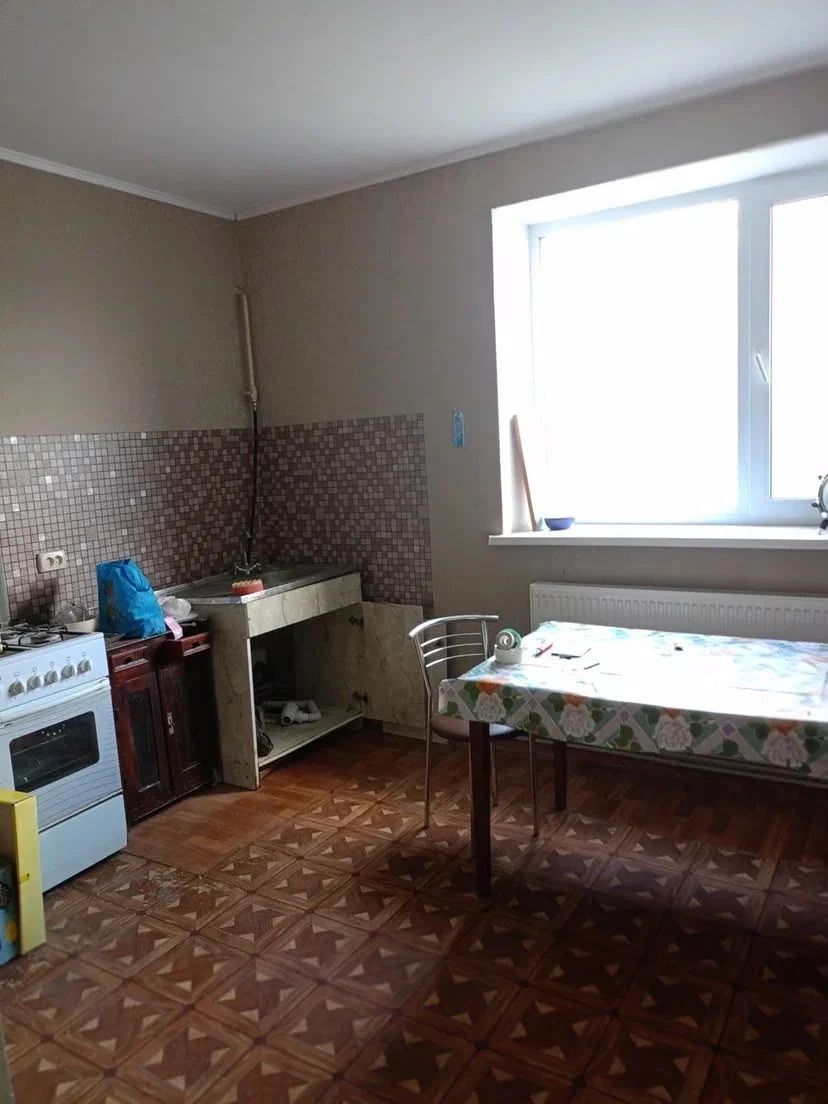 Продам 1/2 частину двоповерхового цегляного будинку.