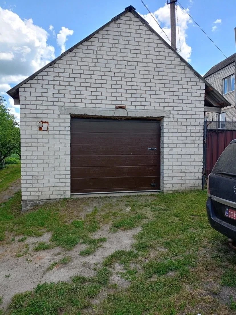 Продам 1/2 частину двоповерхового цегляного будинку.