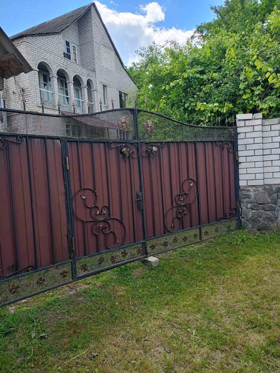 Продам 1/2 частину двоповерхового цегляного будинку.