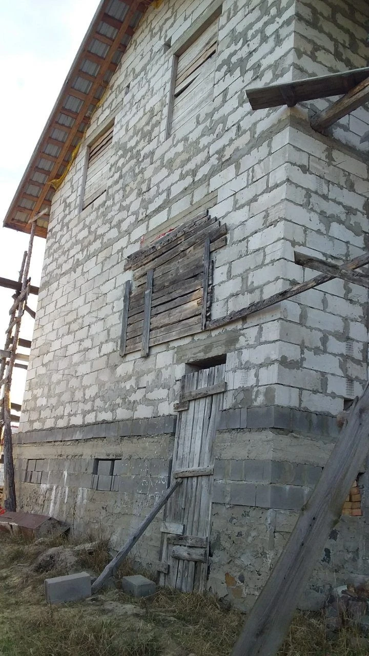 Будинок Незавершене будівництво 10 соток землі у місті Берез