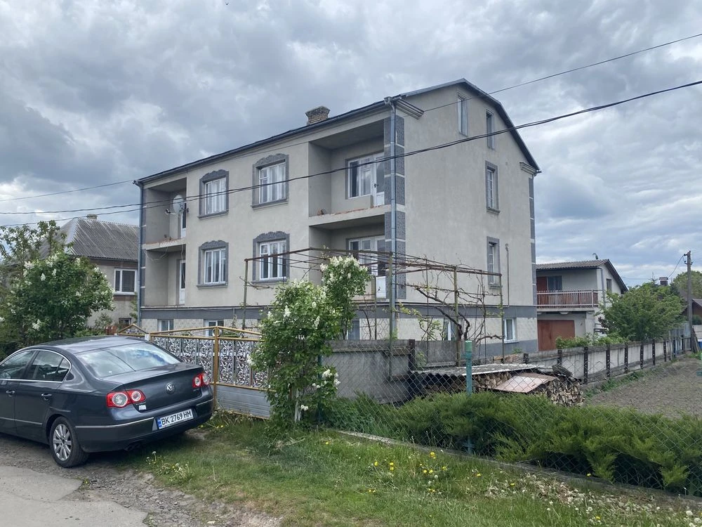 3-ох поверховий будинок із 2-ою літньою кухнею, тераса