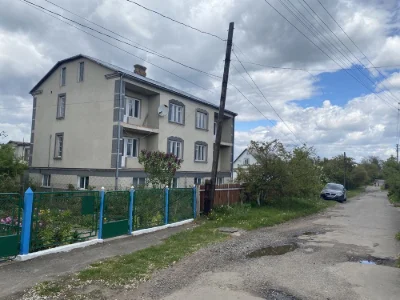 3-ох поверховий будинок із 2-ою літньою кухнею, тераса