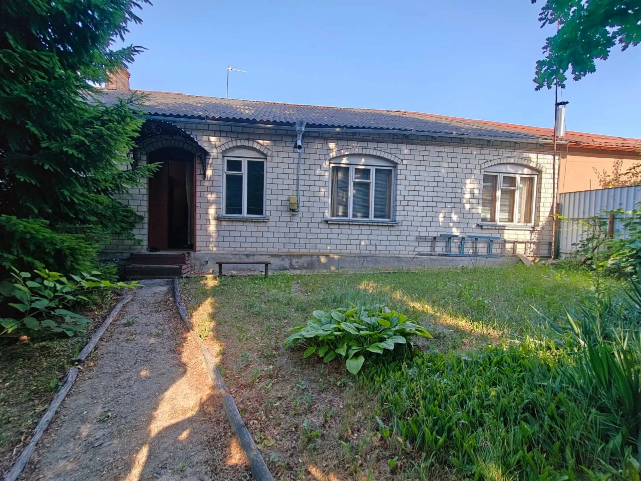 Житло з комунікаціями та  власною земельною ділянкою по вули