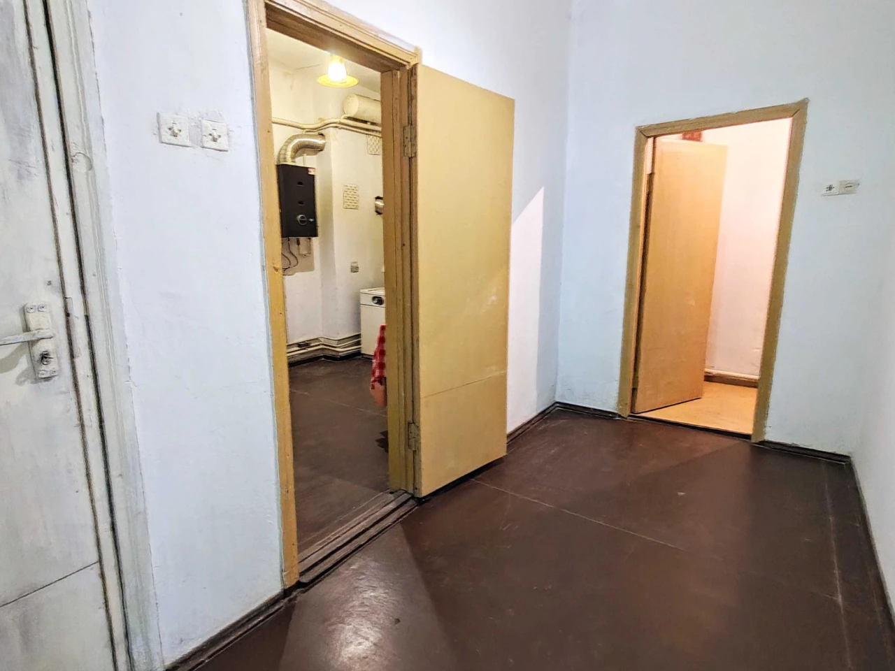 Житло з комунікаціями та  власною земельною ділянкою по вули