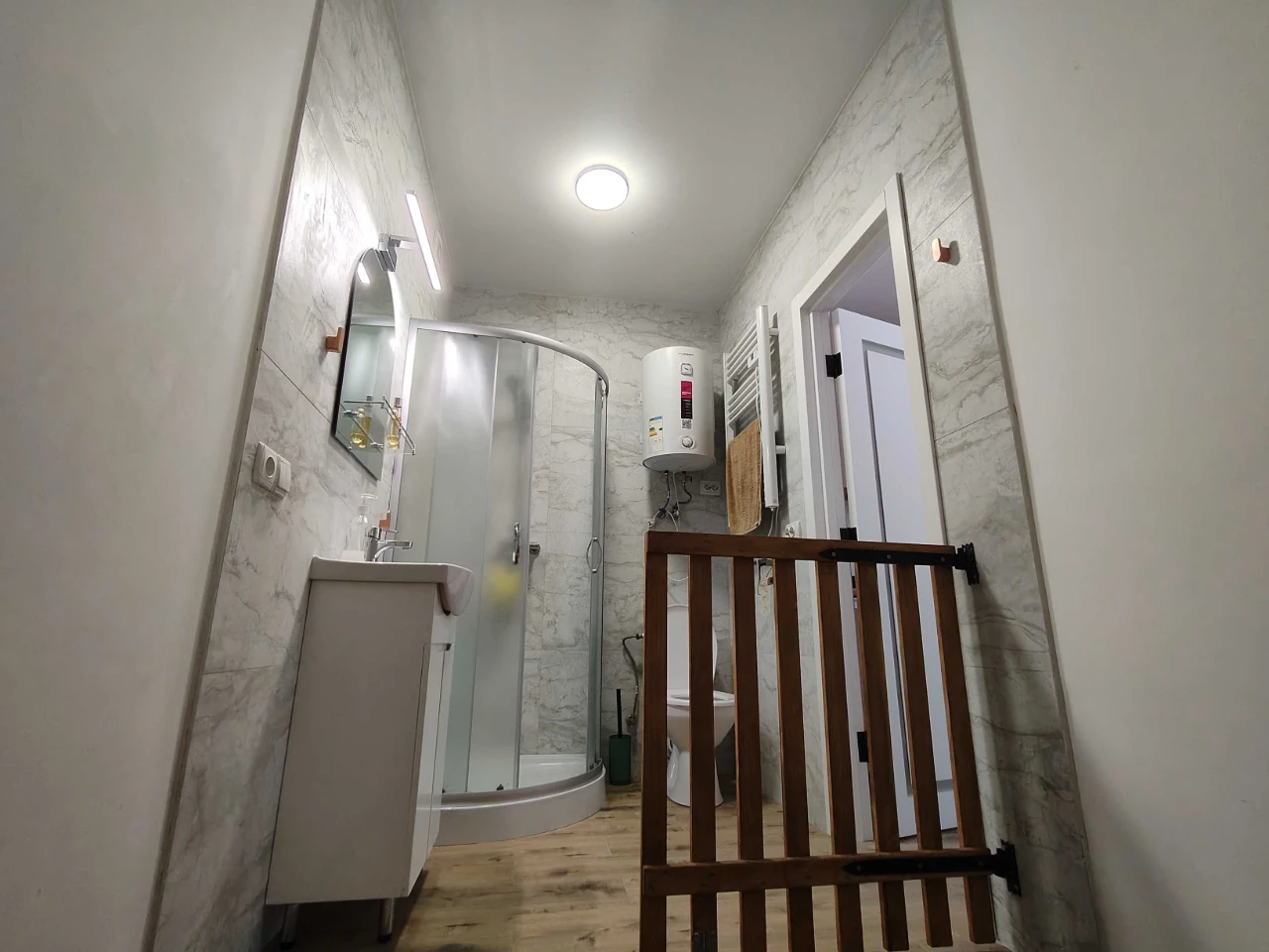 Компактний новозбудований котедж "під ключ" з приватизованою