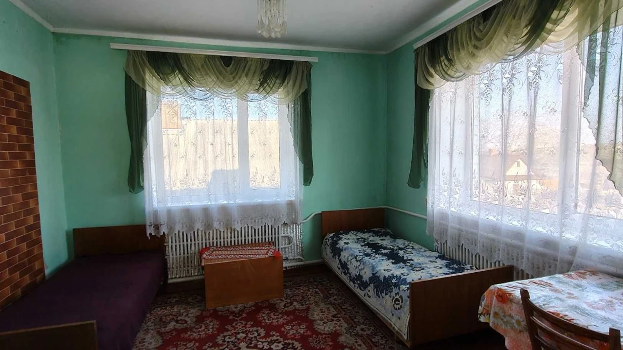 Добротний просторий будинок в житловому стані з великою діля
