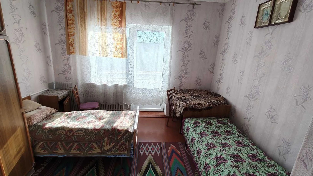 Добротний просторий будинок в житловому стані з великою діля