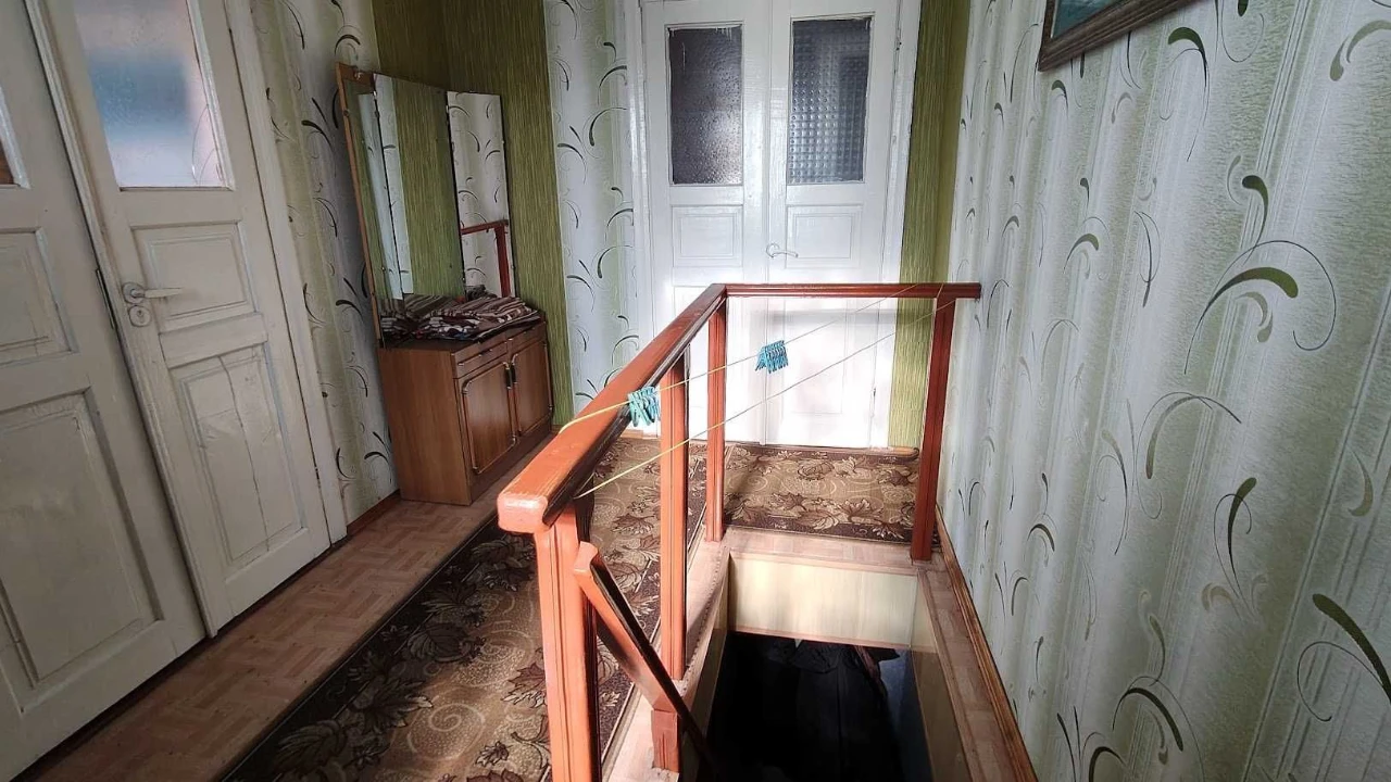 Добротний просторий будинок в житловому стані з великою діля
