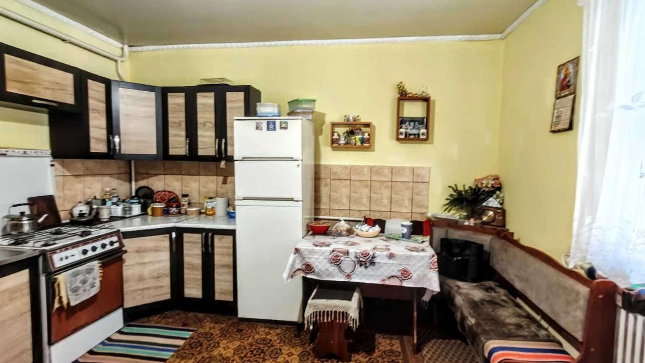 Добротний просторий будинок в житловому стані з великою діля
