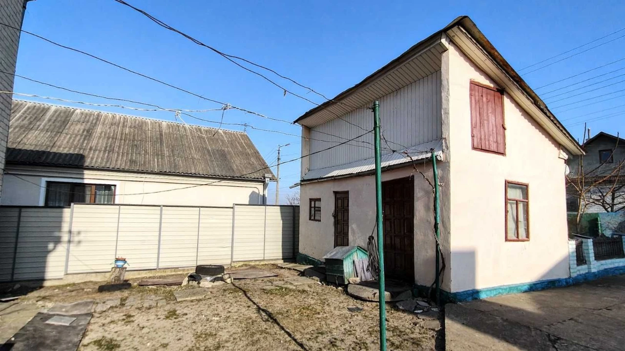 Добротний просторий будинок в житловому стані з великою діля