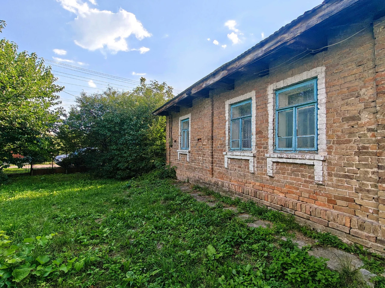 Цегляний будинок під реконструкцію.
