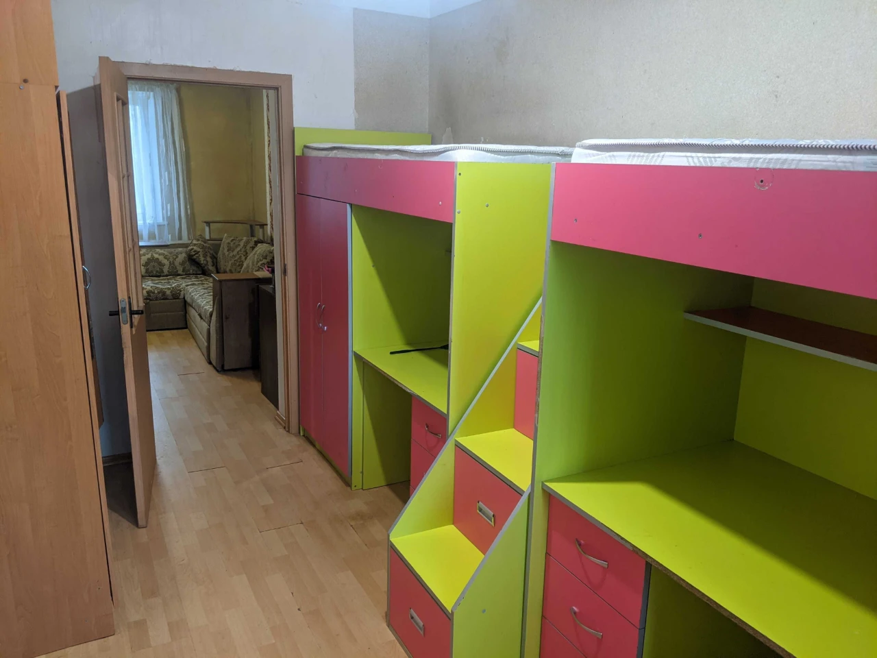 Продається квартира з власним подвір'ям.