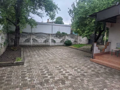 Продається квартира з власним подвір'ям.