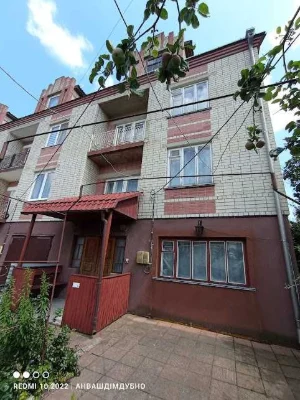 Просторий будинок для великої родини.
