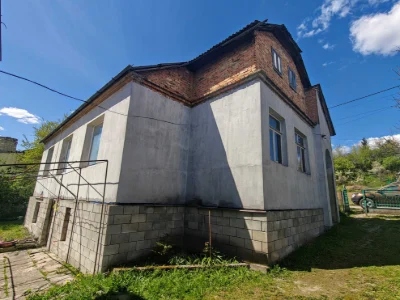 Утеплений цегляний будинок з комунікаціями в мальовничому мі