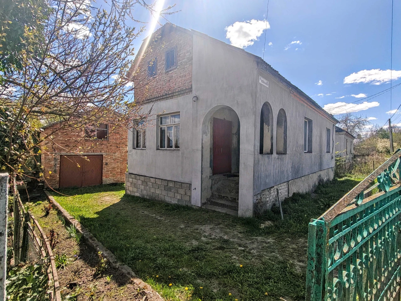 Утеплений цегляний будинок з комунікаціями в мальовничому мі