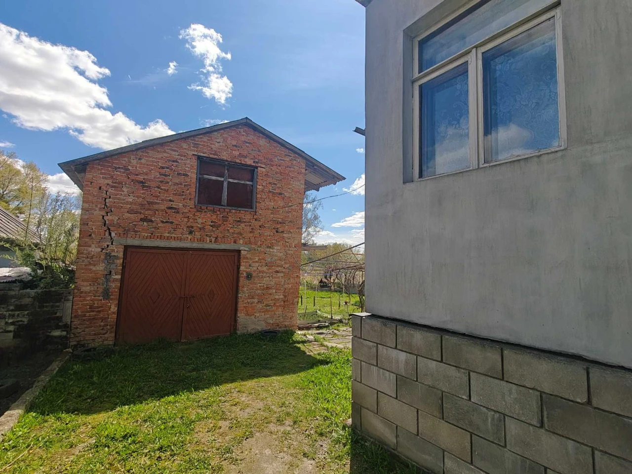Утеплений цегляний будинок з комунікаціями в мальовничому мі