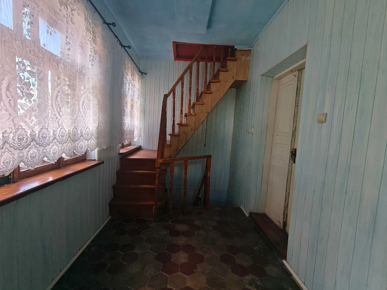 Утеплений цегляний будинок з комунікаціями в мальовничому мі