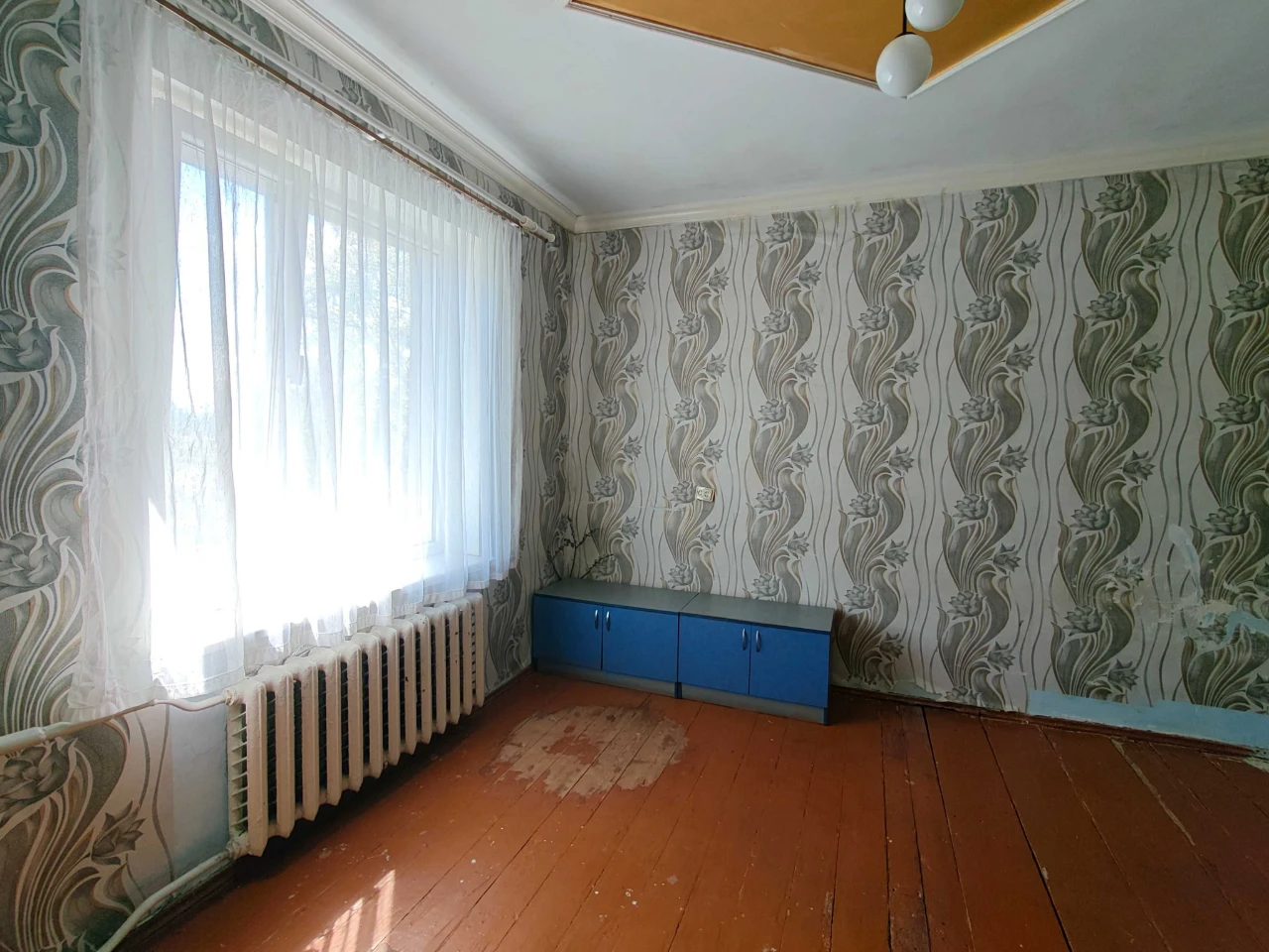 Утеплений цегляний будинок з комунікаціями в мальовничому мі