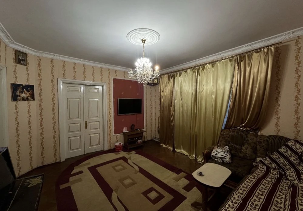 Дубно, центр: просторе житло 95 м² + гараж з ямою + сарай, с