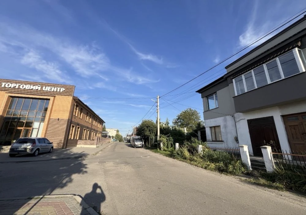 Дубно, центр: просторе житло 95 м² + гараж з ямою + сарай, с