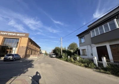 Дубно, центр: просторе житло 95 м² + гараж з ямою + сарай, с