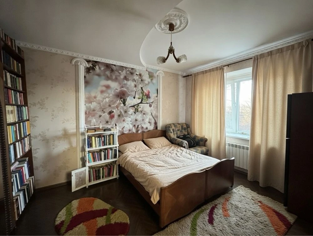 Дубно, центр: просторе житло 95 м² + гараж з ямою + сарай, с