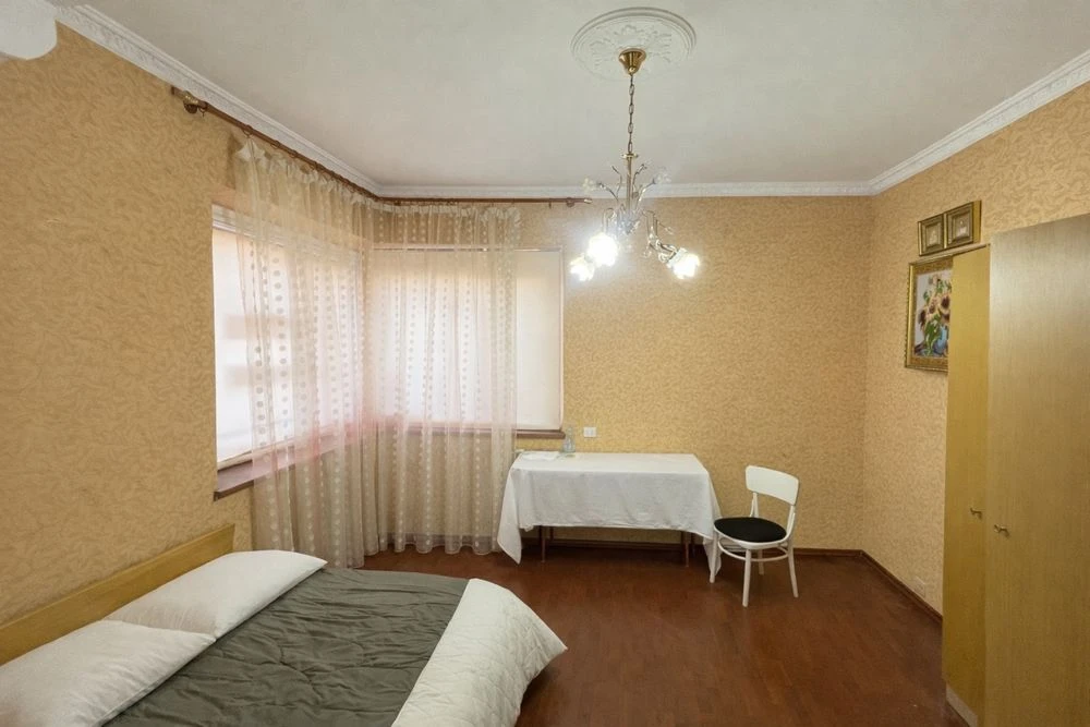 Дубно, центр: просторе житло 95 м² + гараж з ямою + сарай, с