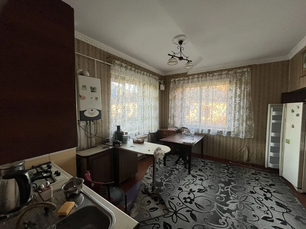Дубно, центр: просторе житло 95 м² + гараж з ямою + сарай, с