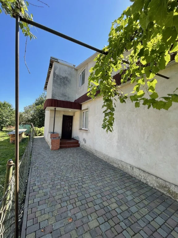 Продається пів двохповерхового будинку в Здолбунові