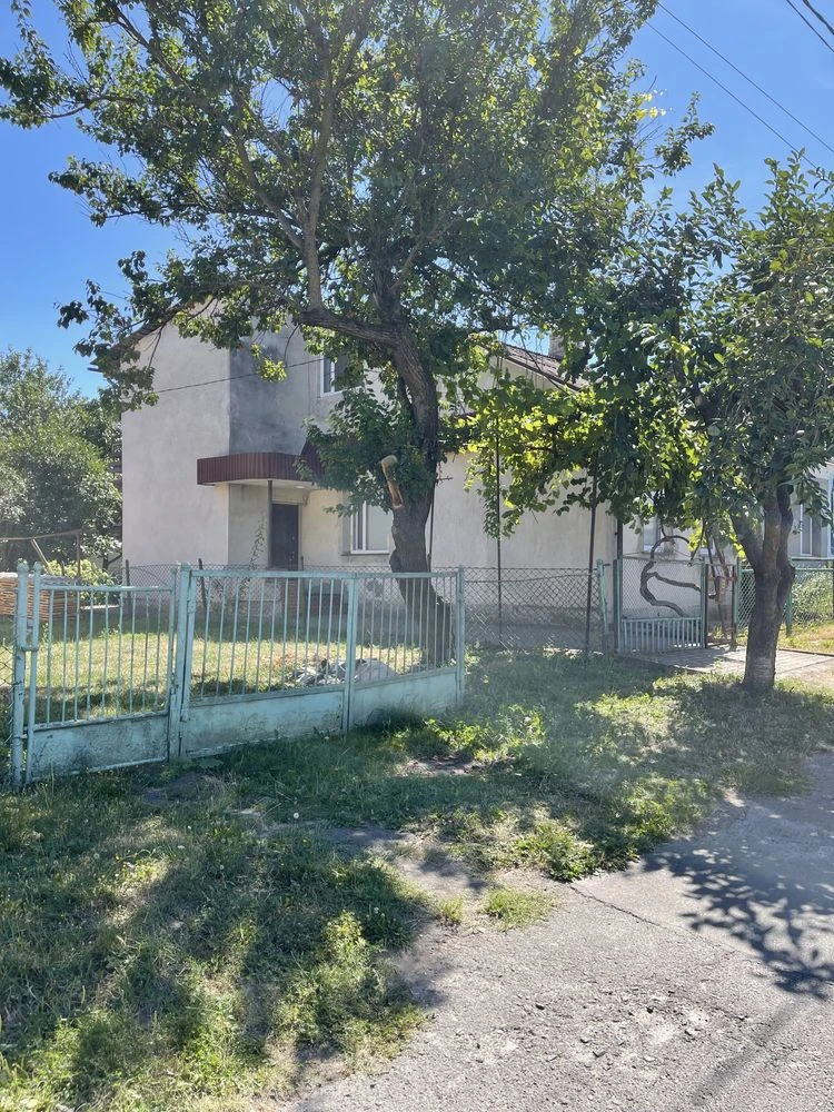 Продається пів двохповерхового будинку в Здолбунові