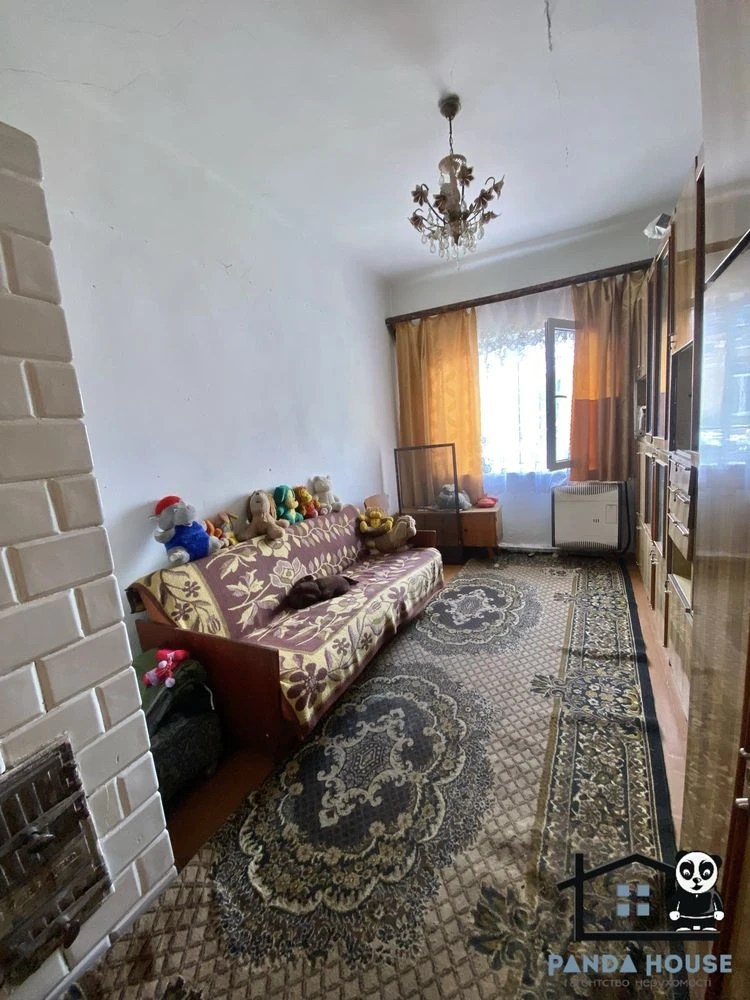 Продається частина будинку з прибудинковою територією.