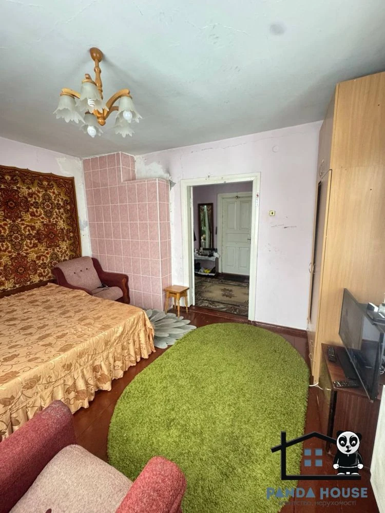 Продається будинок з великою прибудинковою територією.