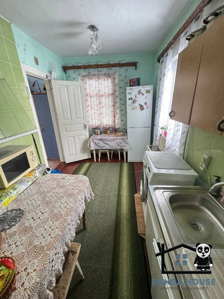 Продається будинок з великою прибудинковою територією.