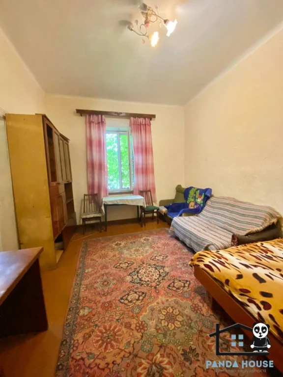 Продається квартира барачного типу в самому центрі міста.