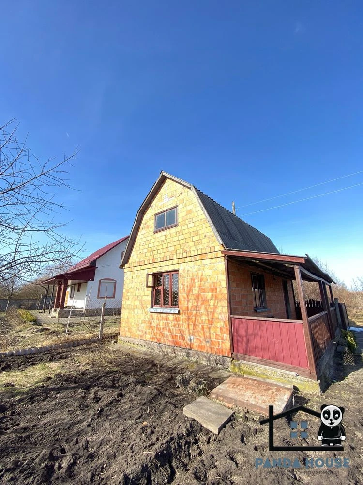 Продається дачний будинок у тихому районі міста.