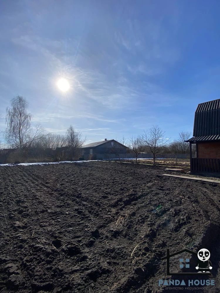 Продається дачний будинок у тихому районі міста.
