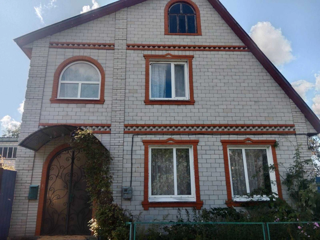 Продається будинок у м. Буринь, можна по сертифікату.