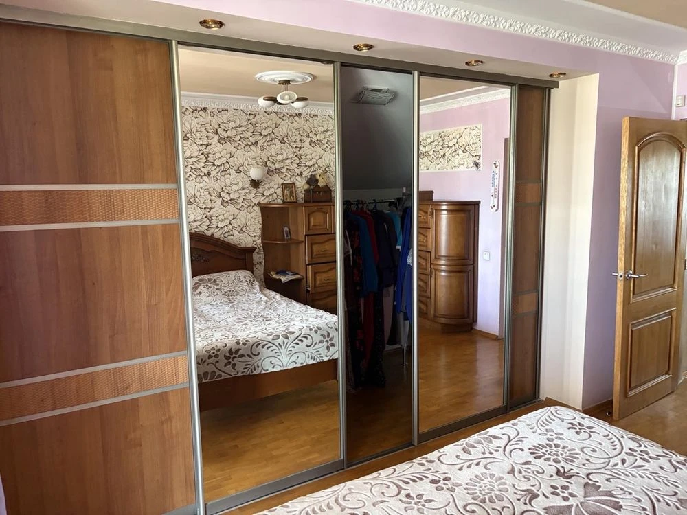 Продам будинок м.Глухiв Сумська обл.10соток землi ,сад,гараж