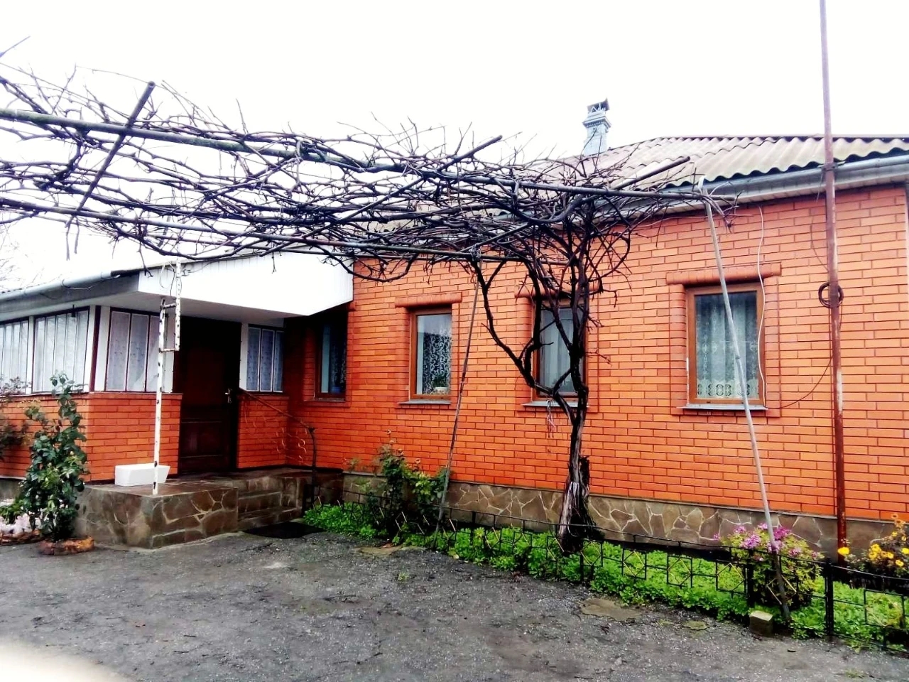 Продам свой дом с ремонтом . Район Роща.