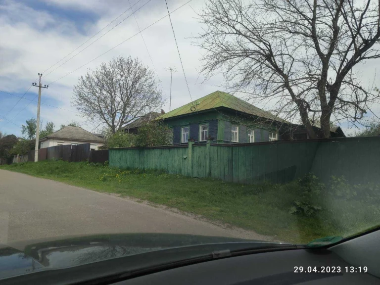 Продається будинок з земельною ділянкою 13 соток.