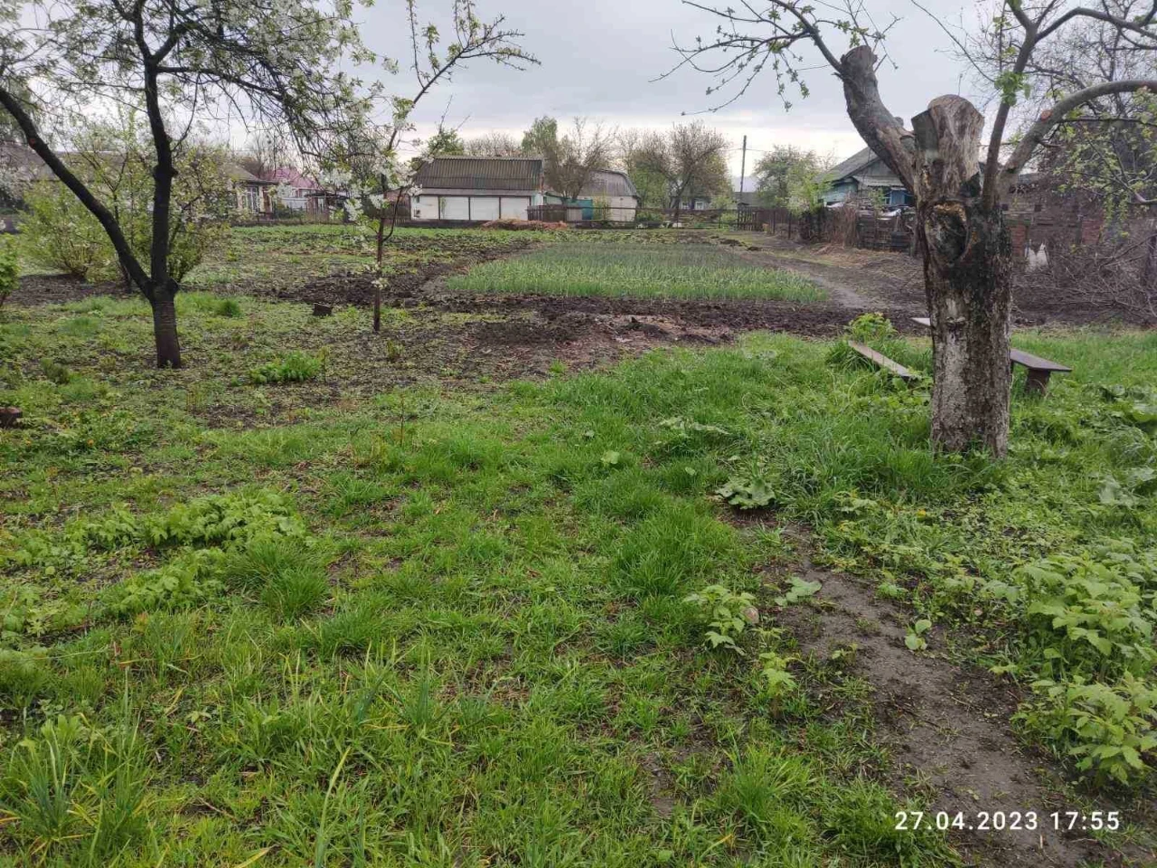 Продається будинок з земельною ділянкою 13 соток.