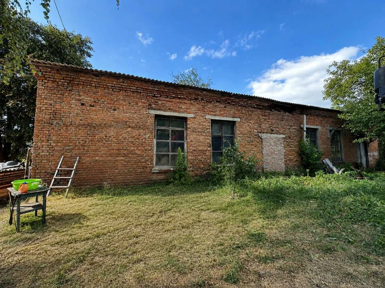 Продається виробничий комплекс 829 м² із ділянкою 2 га в Ром