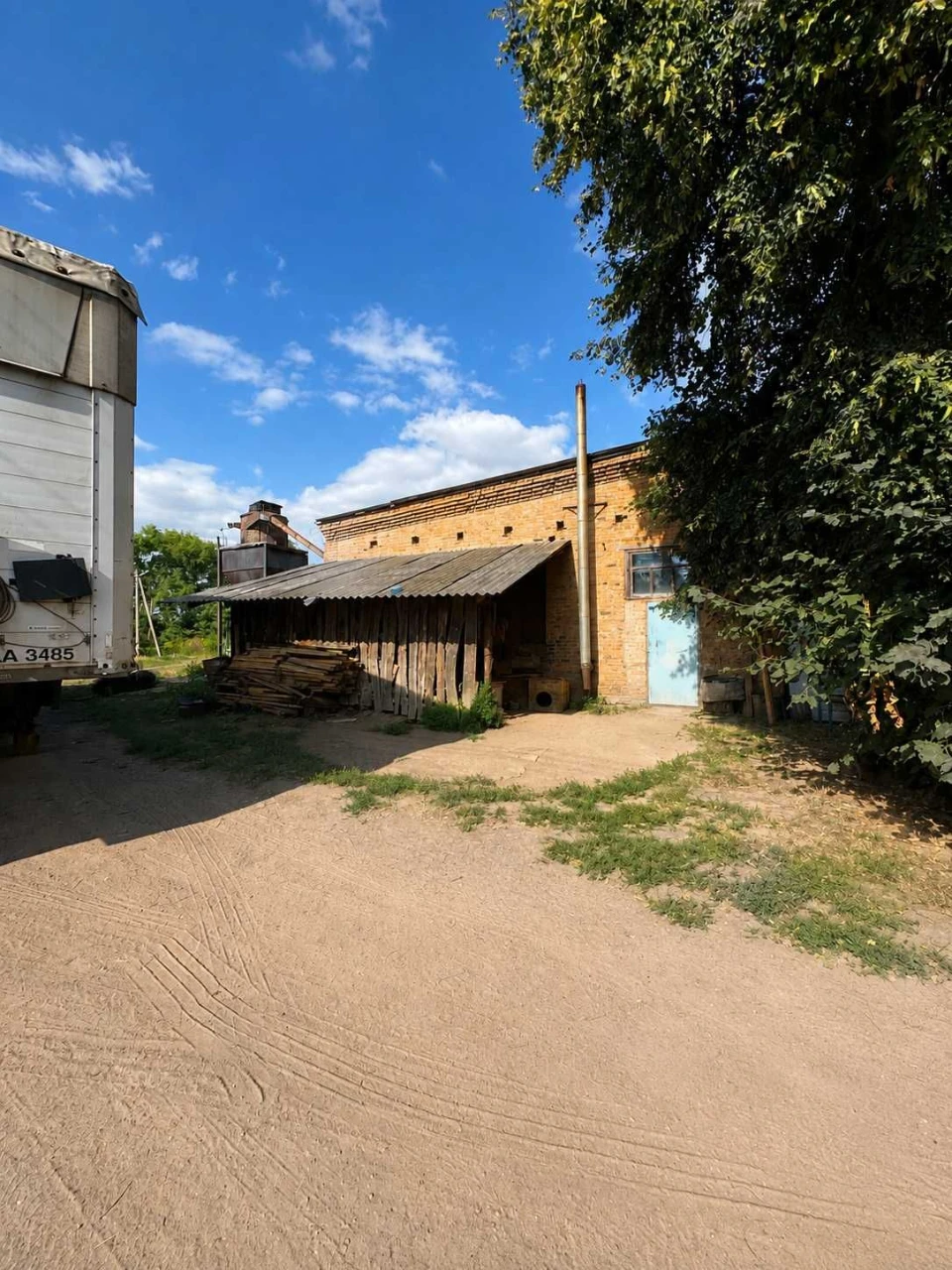 Продається виробничий комплекс 829 м² із ділянкою 2 га в Ром